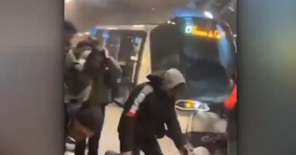 Două tramvaie s-au ciocnit violent în Strasbourg, provocând zeci de răniți, dintre care 5 persoane au fost transportate la spital în stare gravă.