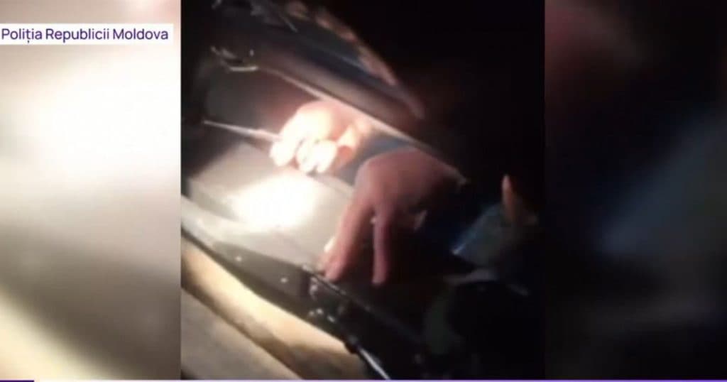 Droguri descoperite în trotinete electrice de către polițiști în Republica Moldova.