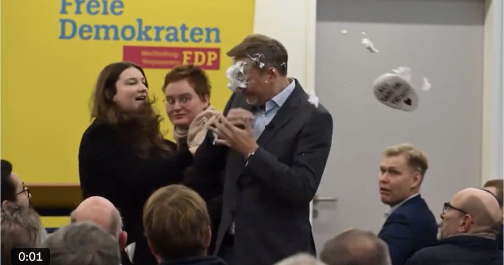 Fostul ministru de Finanţe al Germaniei, atacat cu spumă de ras în campania electorală. Cine este Christian Lindner?