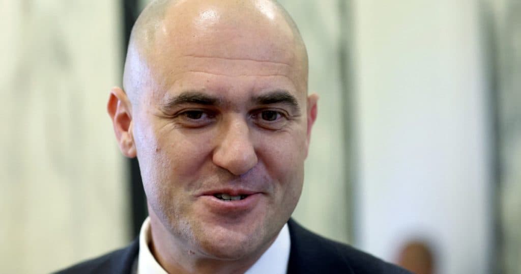 Imagini cu vicepremierul Croației care trage cu pistolul dintr-o mașină în mișcare, el a demisionat.