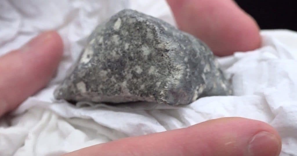 Imagini rare. Prăbușirea unui meteorit a fost surprinsă de camera de supraveghere de la intrarea unei case din Canada.