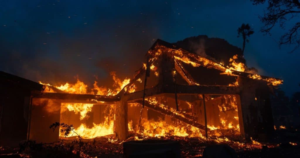 Incendii devastatoare în apropiere de Los Angeles. Zeci de mii de persoane evacuate. Vilele multor celebrități în pericol.