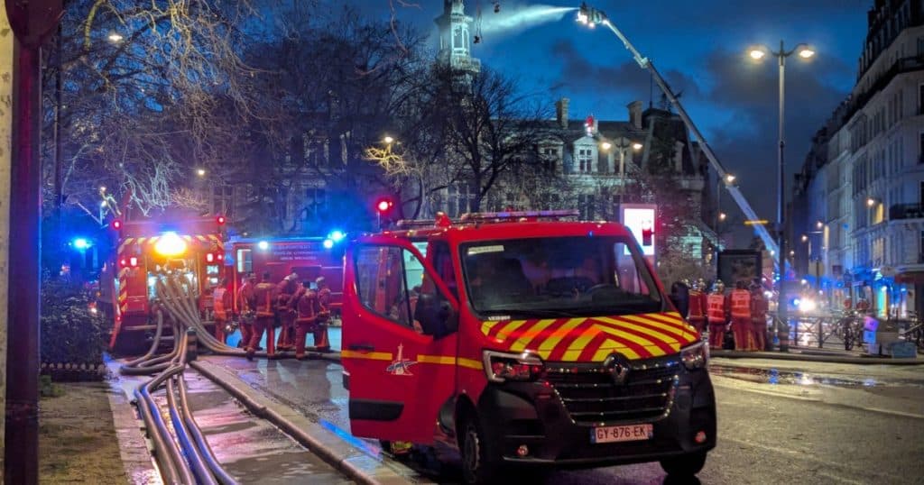 Incendiu violent la Paris, la sediul Primăriei Arondismentului XII, un edificiu de aproape 150 de ani.