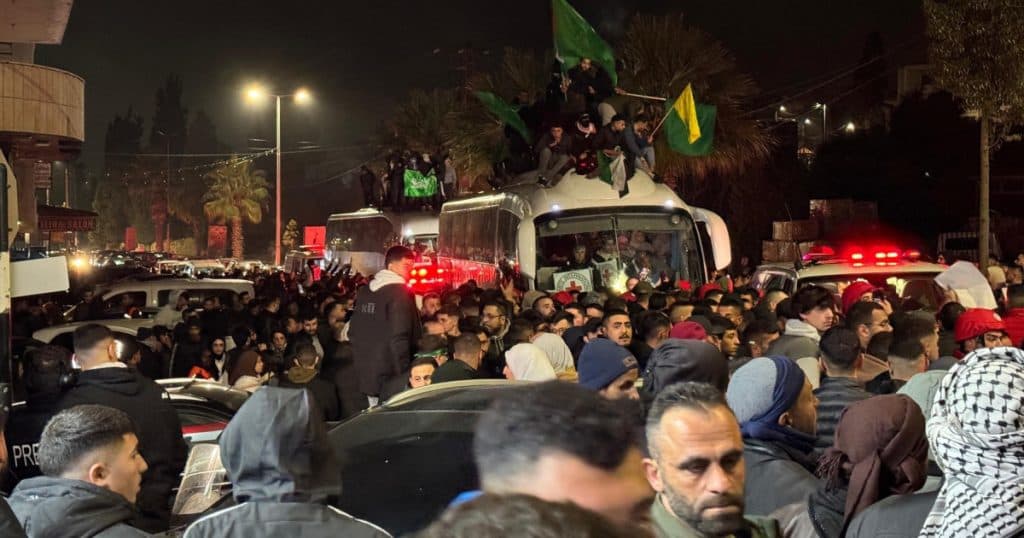 Israelul a eliberat primii 90 de palestinieni ca urmare a armistițiului cu Hamas.