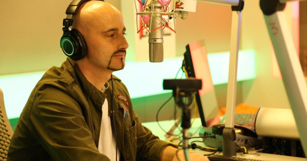Melodia trupei Voltaj dedicată alegerilor: „Te minte că-i Mesia și apare din senin / Îngroapă România sub un pretext divin”