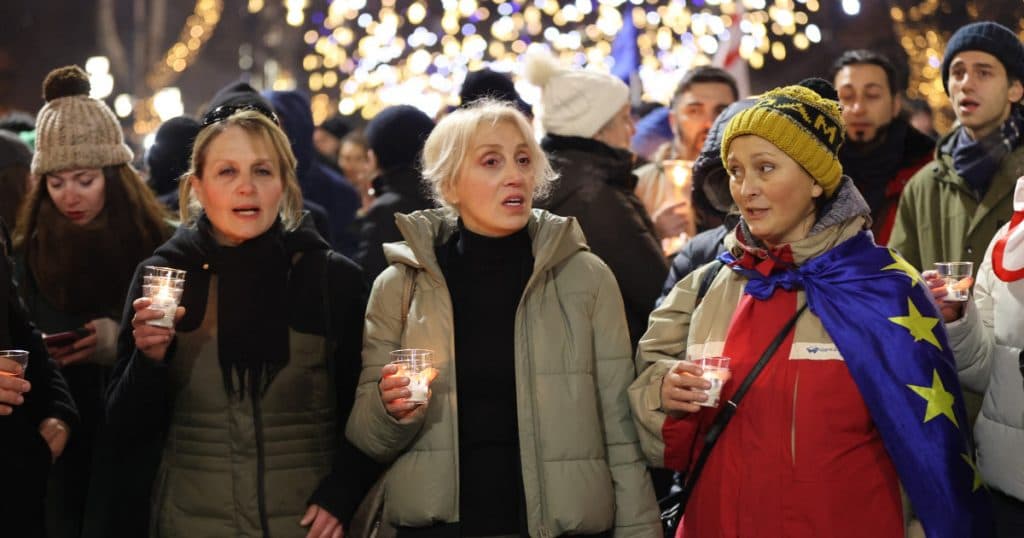 Mii de georgieni au ieșit în stradă de Crăciun pentru a protesta împotriva politicilor pro-Putin ale guvernului din Tbilisi.