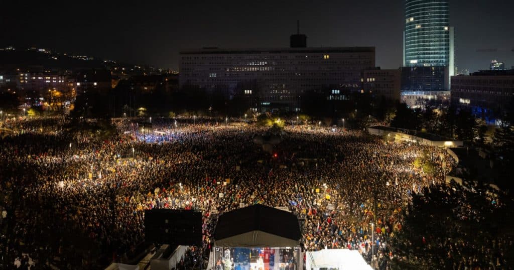Mii de persoane au protestat la Bratislava împotriva politicii proruse a premierului Fico. „Suntem Europa!”