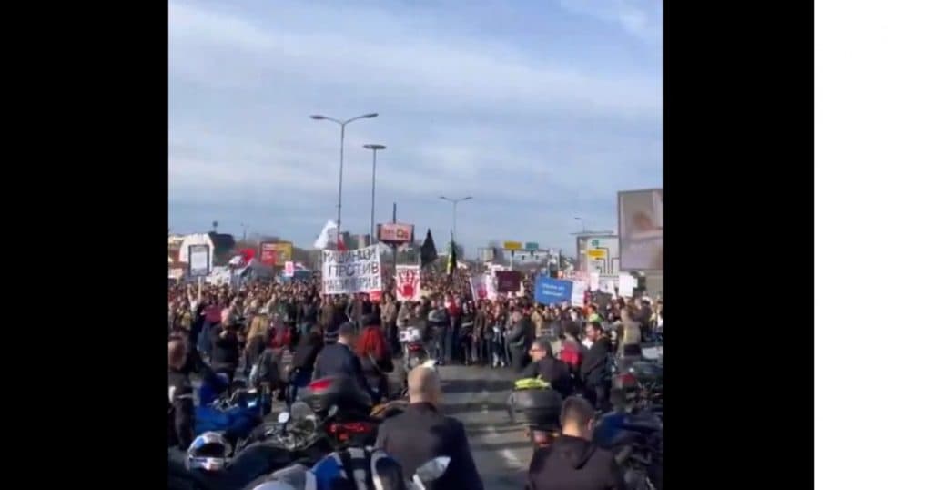 Mii de studenți sârbi au ieșit din nou în stradă și au blocat un nod rutier important din Belgrad, în memoria celor 15 victime ale tragediei din Novi Sad.