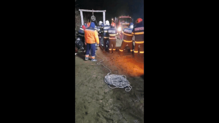 Misiune de salvare contracronometru: Pompierii doljeni au reușit să salveze un bărbat căzut într-o fântână de 30 de metri.