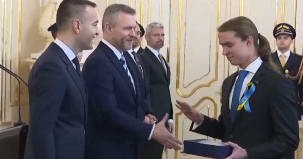 Momentul în care un elev olimpic la matematică, purtând simbolul ucrainean, a refuzat să îi strângă mâna președintelui Slovaciei.