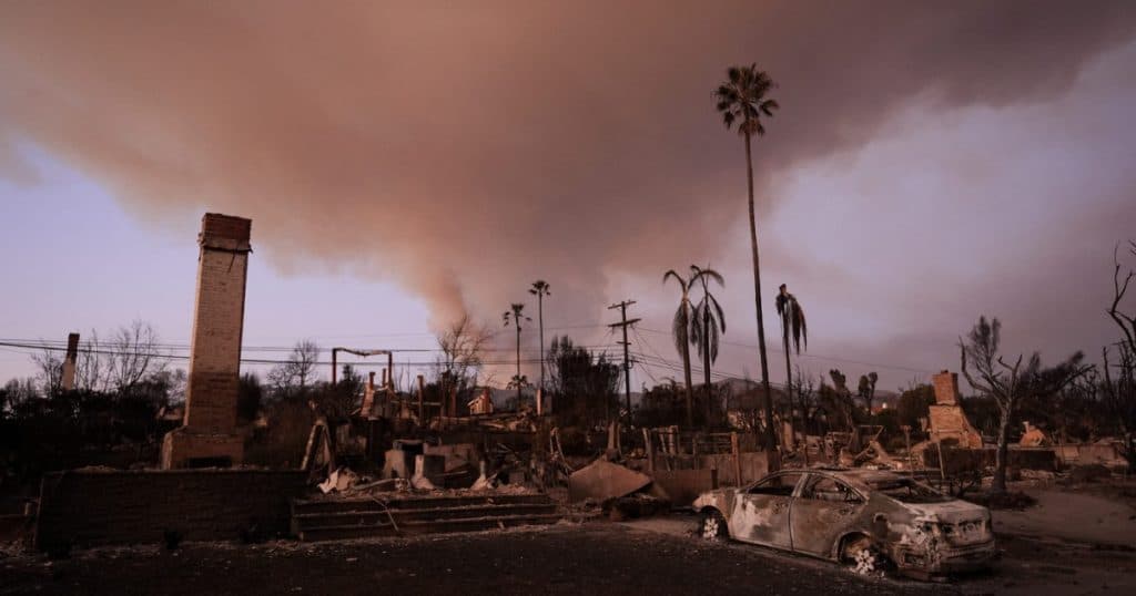„Ne vom ridica din nou”: Stare de urgență sanitară în Los Angeles, cu peste 150 de mii de oameni obligați să părăsească zona din cauza incendiilor.