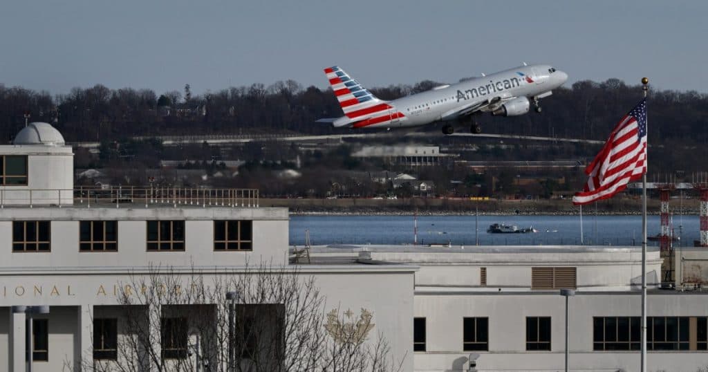 Piloţii au raportat incidente la limita unei coliziuni cu elicoptere în zona aeroportului Reagan din Washington.