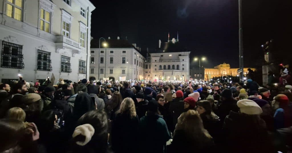 Protest masiv la Viena. Zeci de mii de oameni au strigat în stradă „Nu vrem un cancelar de extremă dreapta!”