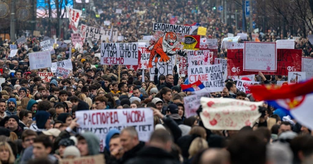 Protest masiv și greve punctuale în Serbia. „Singurul mod în care le putem demonstra clar că nu mai avem timp”
