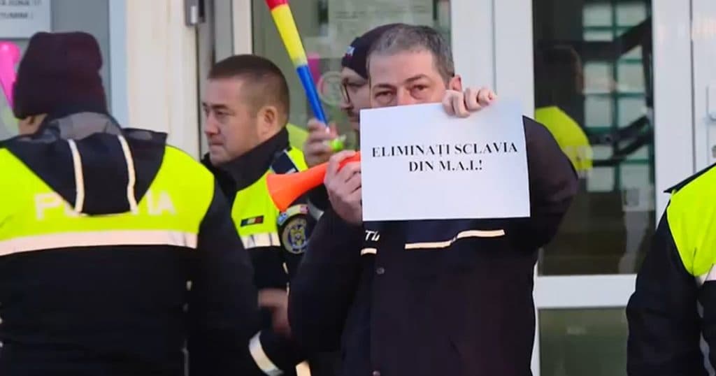 Sute de polițiști din întreaga țară protestează după adoptarea „ordonanței trenuleț”: „Ne exploatați, salarii înghețați”