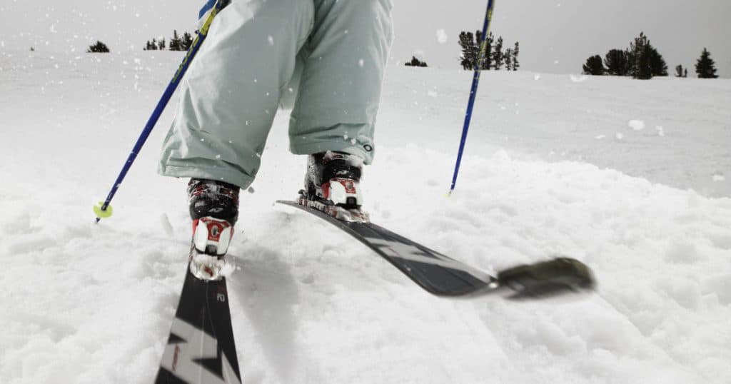 Temperaturile-record afectează pârtiile din țară, lăsându-le fără zăpadă. Cum încearcă administratorii să păstreze deschise domeniile schiabile.