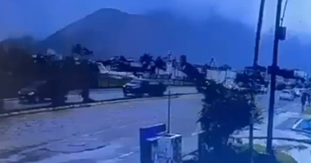 Un avion de mici dimensiuni, cu cinci persoane la bord, s-a prăbușit pe coasta Braziliei. Momentul exploziei a fost surprins de o cameră.
