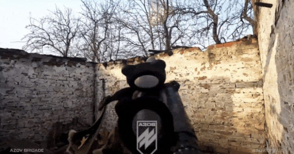 Un soldat ucrainean din Brigada Azov doboară o dronă rusească de atac cu doar două focuri de armă. „Am distrus-o, auzi?”