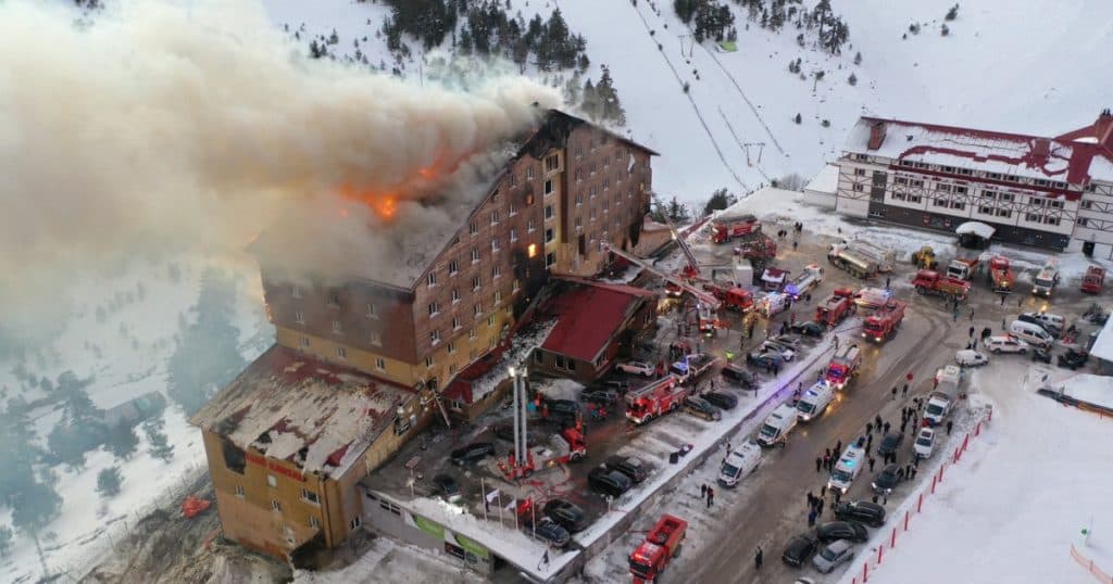 Incendiu la un hotel într-o stațiune de schi din Turcia: cel puțin zece persoane și-au pierdut viața