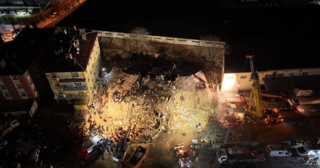 Un bloc cu patru etaje s-a prăbușit din senin în Turcia, iar momentul șocant a fost surprins.
