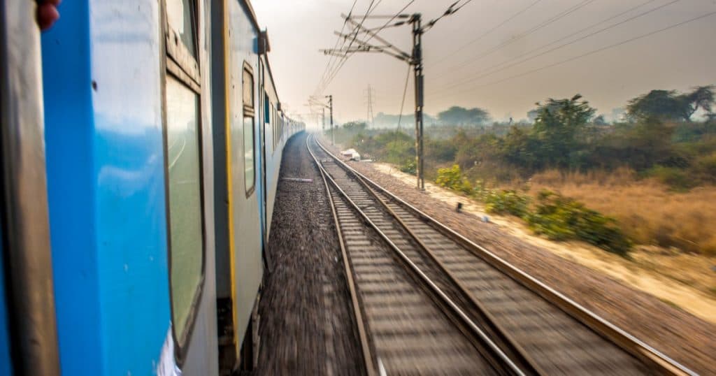 Zeci de pasageri au sărit dintr-un tren în India din cauza temerii unui incendiu și au fost loviți de un alt tren. 11 dintre aceștia au decedat.