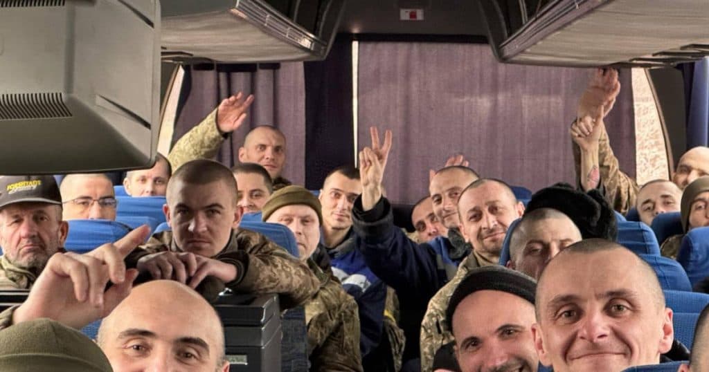 150 de soldați ucraineni s-au întors acasă în urma unui nou schimb de prizonieri. Cine a facilitat înțelegerea?