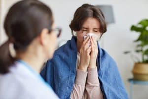 5 soluții naturale pentru răceală și gripă. Le poți prepara cu ingrediente pe care le ai deja acasă.