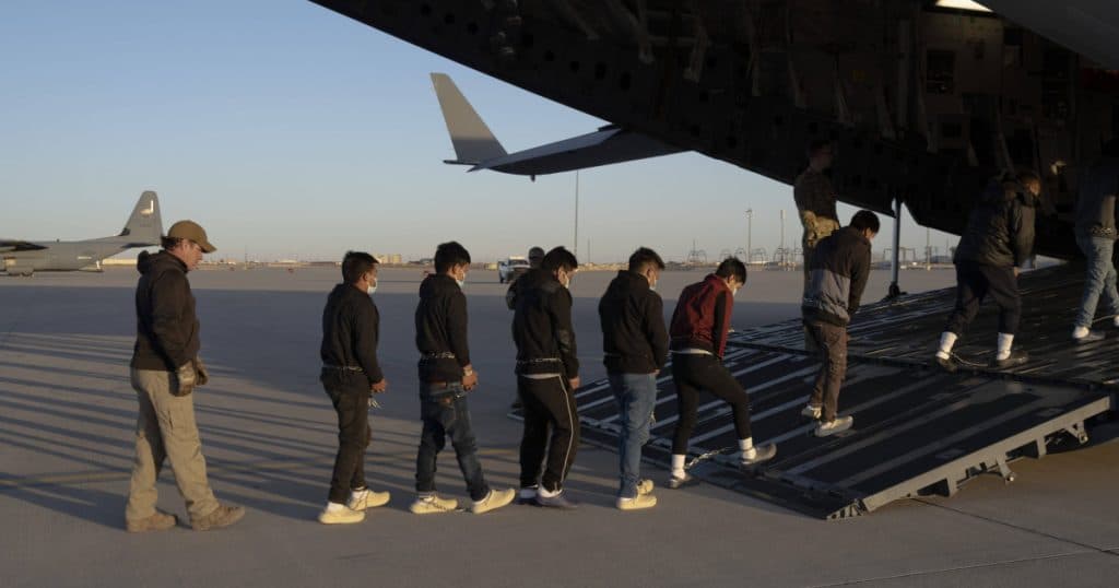 Administrația Trump a expulzat mai mult de 37.000 de persoane în prima lună de mandat, iar deportările vor crește în lunile următoare.