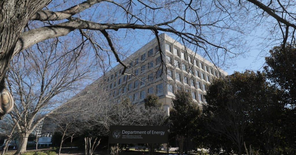 Administrația Trump se străduiește să reangajeze angajații din domeniul securității nucleare pe care i-a concediat recent.