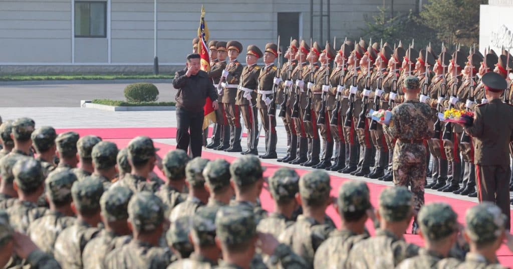 Analiză: Armata lui Kim Jong Un, caracterizată prin „fanatici brutali și neînduplecați în fața morții”, învață războiul modern sub supravegherea Occidentului.