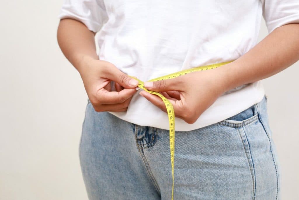 Băutura „otrăvitoare” pe care femeile la menopauză ar trebui să o evite pentru a slăbi.
