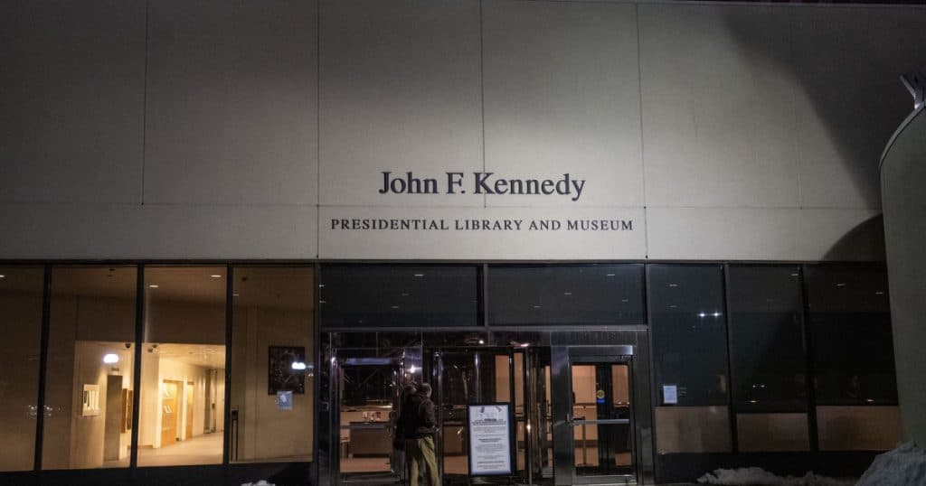 Biblioteca John F. Kennedy din Boston a fost obligată să se închidă din cauza reducerii personalului federal.