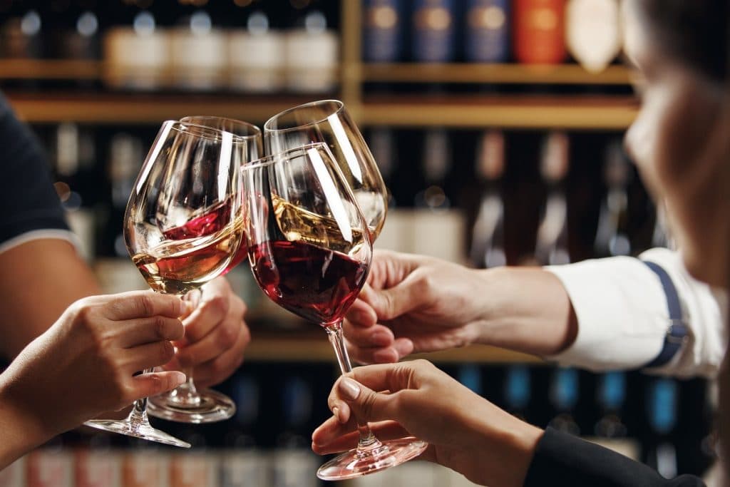 Care este cea mai potrivită oră pentru a consuma vin, fără a avea un impact negativ asupra sănătății tale?