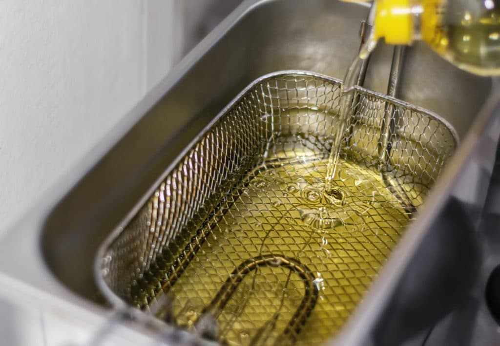 Frecvența schimbării uleiului din friteuză și riscurile asociate utilizării îndelungate a acestuia.