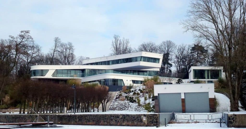 Cea mai scumpă vilă din Germania este disponibilă spre vânzare la un preț exorbitant. Proprietatea a generat controverse.
