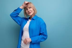 Ceaiul pe care trebuie să-l bea toate femeile în perioada menopauzei. Remediul natural pentru bufeuri și insomnie.
