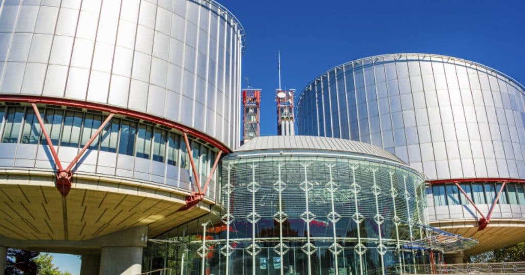 CEDO a sancționat Rusia pentru reprimarea criticilor referitoare la războiul din Ucraina.
