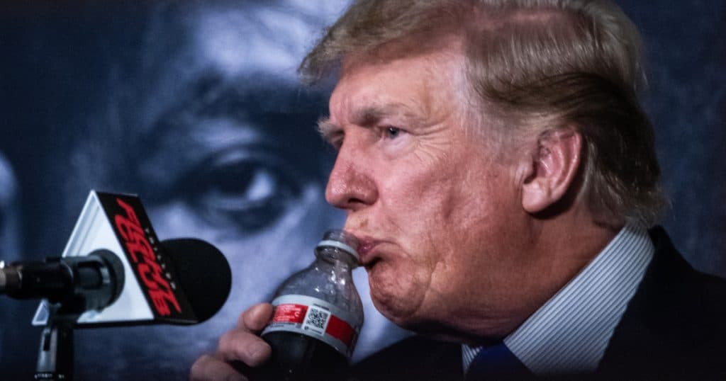 Coca-Cola anunță posibilitatea de a produce mai multe ambalaje din plastic, ca urmare a creșterii tarifelor la aluminiu impuse de Trump.
