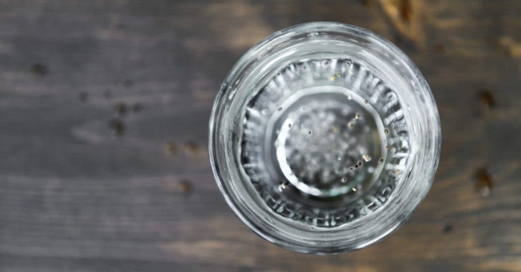 Bea apă cu acest ingredient dimineața și vei observa schimbări semnificative în corpul tău.