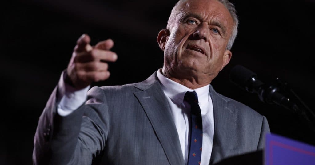 Controversatul RFK Jr. este pe cale să devină secretar al sănătății în SUA, primind avizul comisiei de Finanțe cu o margine strânsă.