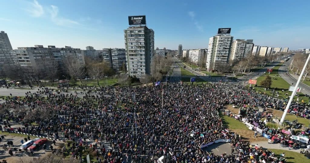 „Corupția ucide”. Proteste în Serbia la 100 de zile de la tragedia din Novi Sad: studenții au întrerupt circulația în mai multe orașe.