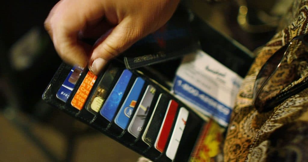 Datoria totală acumulată pe cardurile de credit ale americanilor a depășit 1,2 trilioane de dolari.