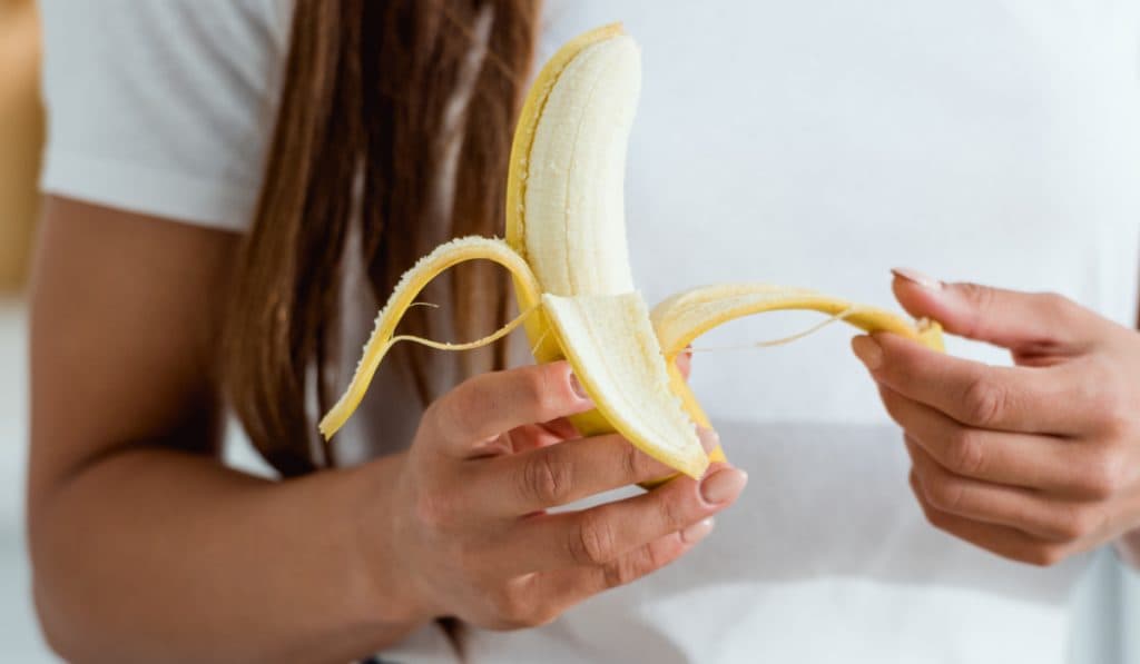 Motivul pentru care nu ar trebui să elimini firele albe de pe banane. Descoperirea realizată de medici.