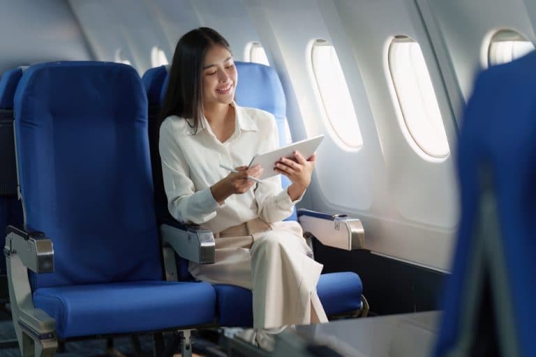 Motivul pentru care nu trebuie să stai niciodată cu piciorul peste picior în avion. Avertismentul medicilor