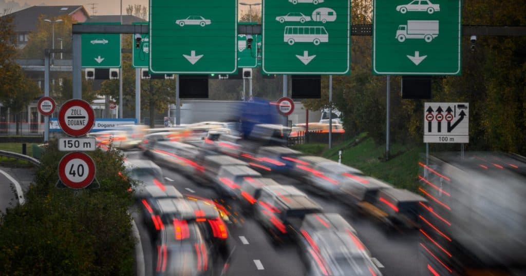Descoperire neașteptată realizată de vameșii francezi. Ce au descoperit într-un camion în timpul unui control de rutină.