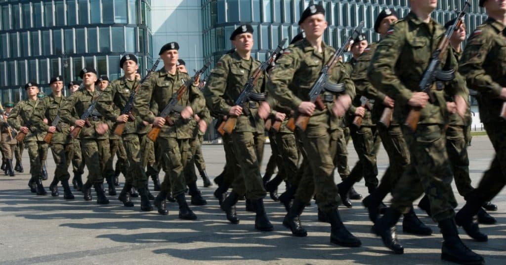 Două treimi dintre polonezi se opun ca soldații țării să susțină Ucraina în conflict. Declarațiile premierului Tusk.