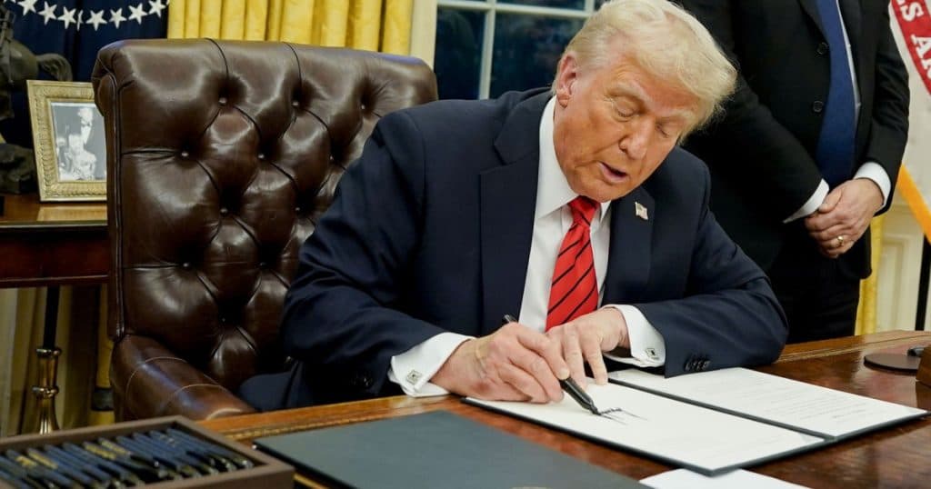 Donald Trump a semnat un ordin prin care introduce taxe vamale pentru importurile de oțel și aluminiu. „Fără excepție sau scutire”