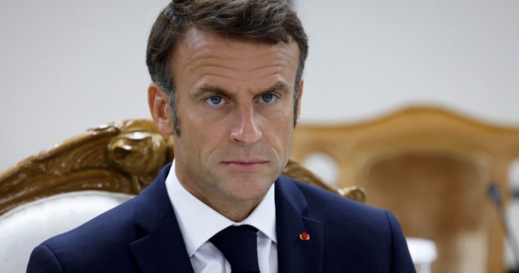 Emmanuel Macron a intentat o acțiune în justiție după ce un artist l-a reprezentat cu capul tăiat.