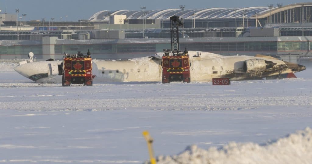 „Toți eram cu capul în jos, atârnând”. Pasagerii avionului răsturnat pe pistă, mărturii despre accidentul aviatic din Toronto.