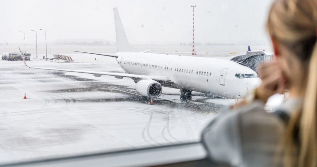 Operațiuni contracronometru. Cum sunt pregătite avioanele să decoleze de pe Otopeni în sezonul de iarnă.